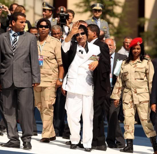 gaddafi_with_women_bodyguard1.jpg