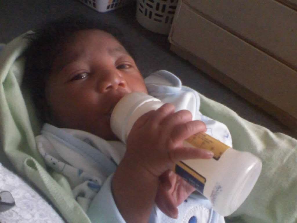 Mommy look m3 i can hold my own bottle Image