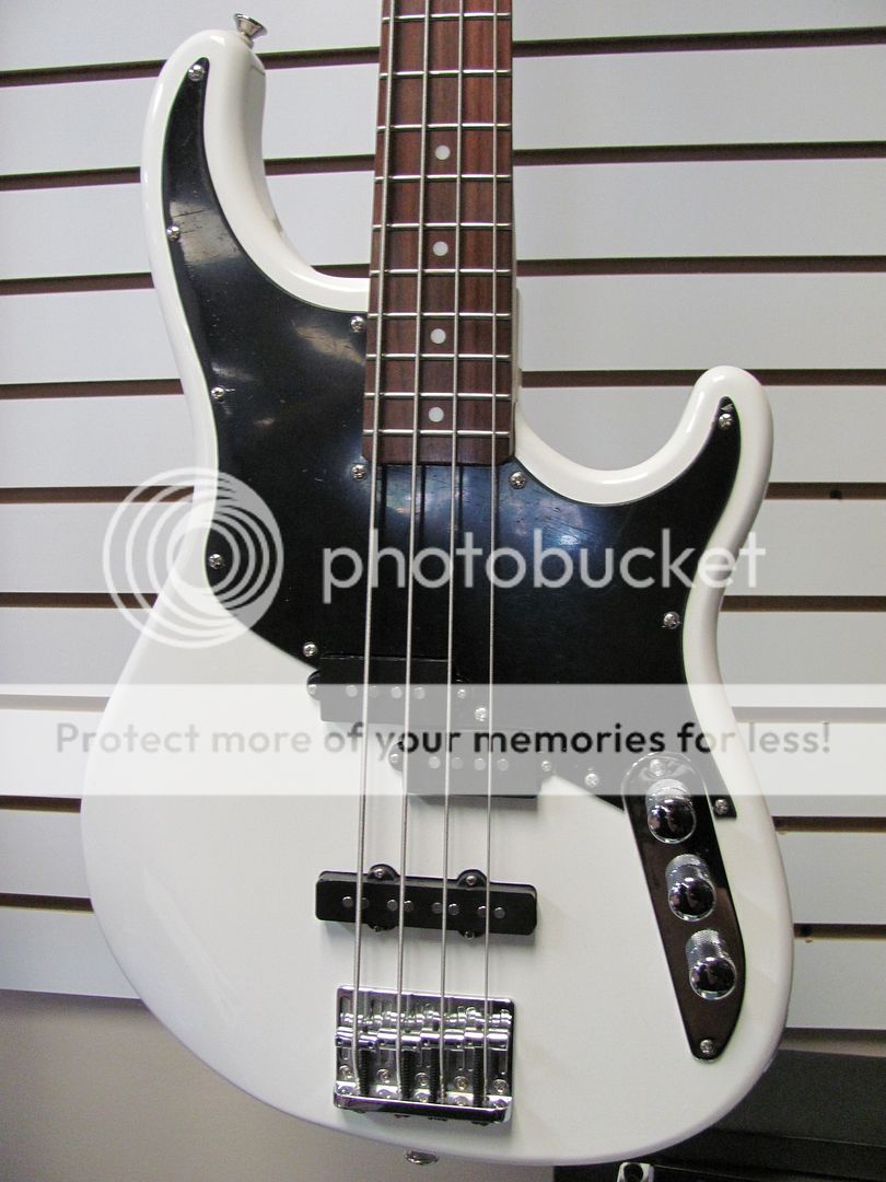 Peavey Zodiac BXP 4 String Bass Guitar   White/Black  