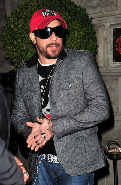 http://i265.photobucket.com/albums/ii217/N79-07/AJ/BackstreetBoysLeavingHotelDeRome-10.jpg