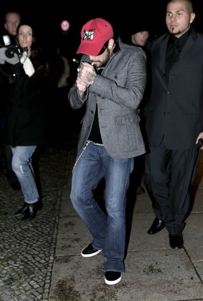 http://i265.photobucket.com/albums/ii217/N79-07/AJ/BackstreetBoysLeavingHotelDeRome-15.jpg
