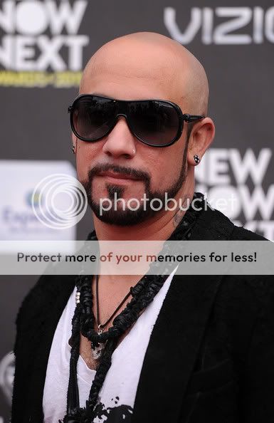 http://i265.photobucket.com/albums/ii217/N79-07/AJ/JMcLean4thAnnualLogoNewNowNextAwardsUsMACsY0H1cl.jpg